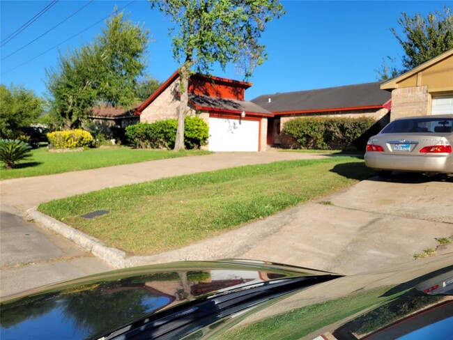 Building Photo - 8750 Parkway Forest Dr