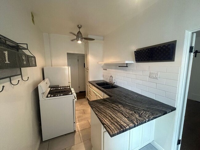 Building Photo - 325 Elm Ave