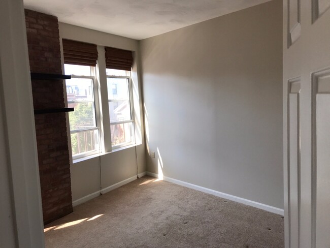 Building Photo - 369 Hanover St