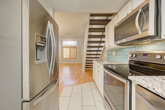 Building Photo - $1,995 - 2 Bed, 2 Bath Lofted Townhome in ...
