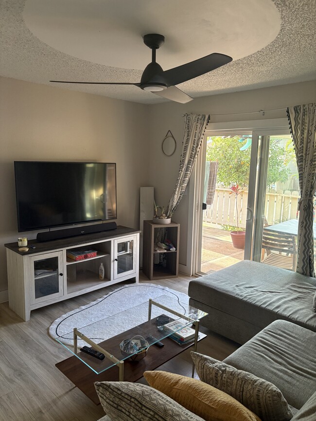 Smart TV with all popular apps and some live channels - 140 Uwapo Rd