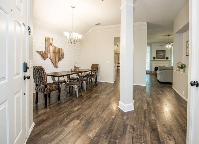 Building Photo - 1301 Kensington Ct