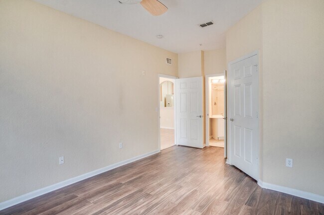 Foto del edificio - Cute 3/2 Condo in Horizons at Vista Lakes (Gated) with Updated Flooring and Front Parking Space