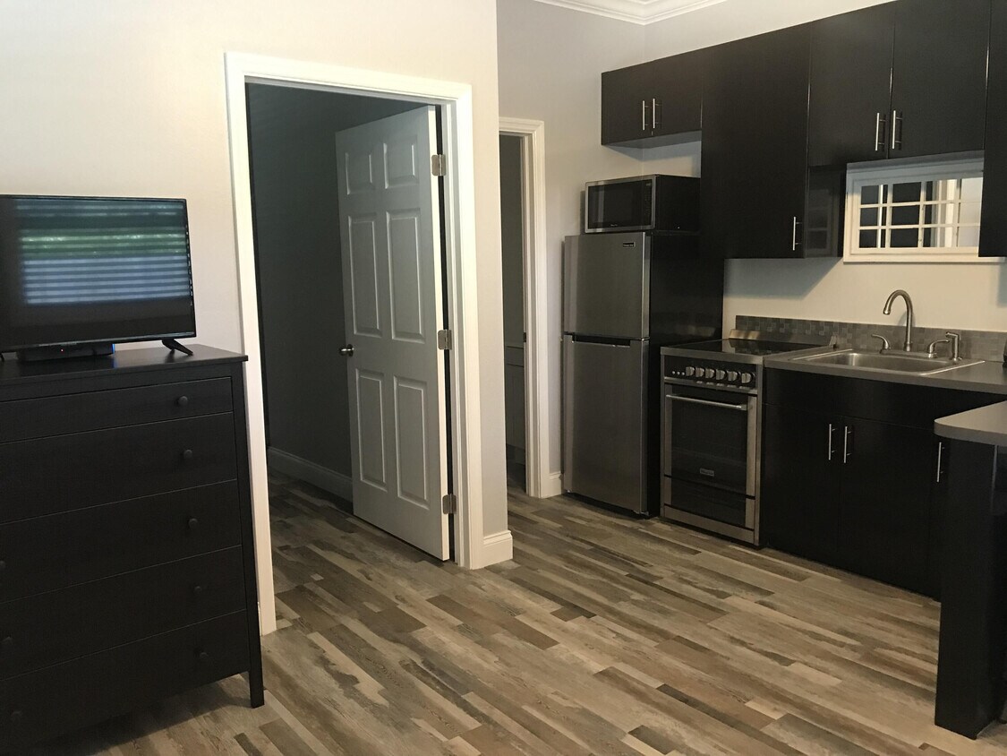 708 Rambling Dr Cir Unit Barn Apt. & Stalls, Wellington, FL 33414