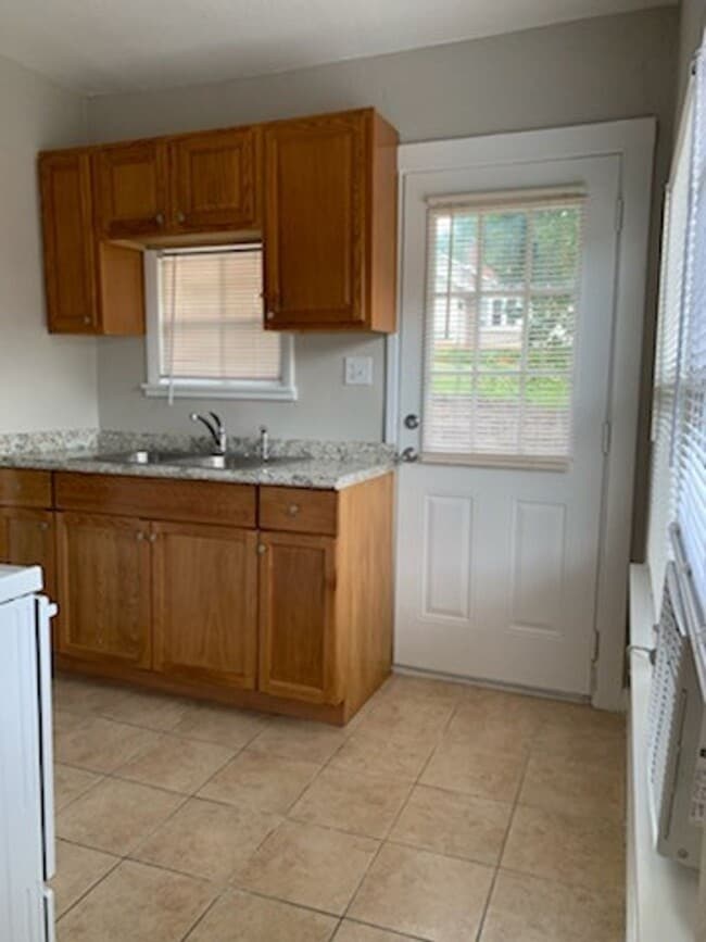 Building Photo - 653 W Osceola St