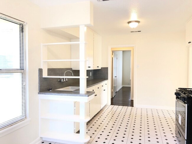 Building Photo - 210 Laddie Pl