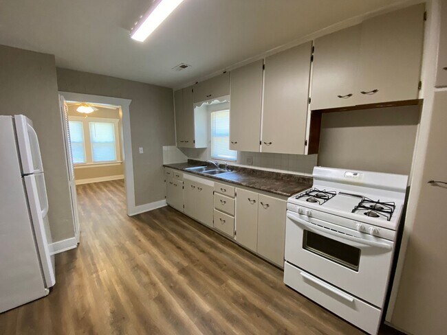Building Photo - AVAILABLE NOW!  2 bedroom 1.5 bathroom