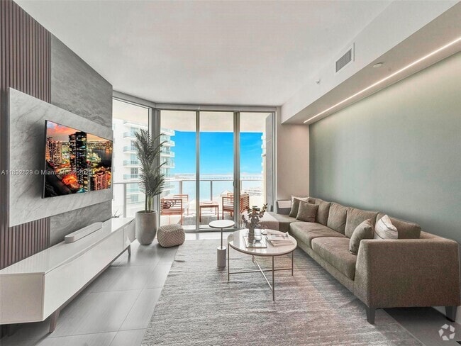Building Photo - 1300 Brickell Bay Dr