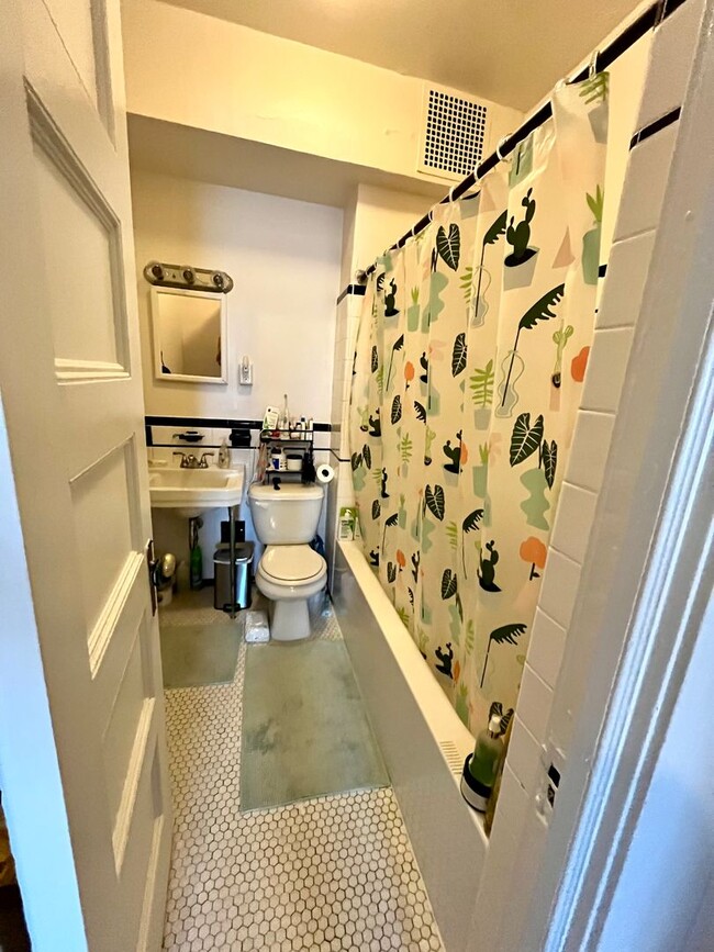 Foto del edificio - Spacious 1-Bed, 2-Bath Apartment at the Le...