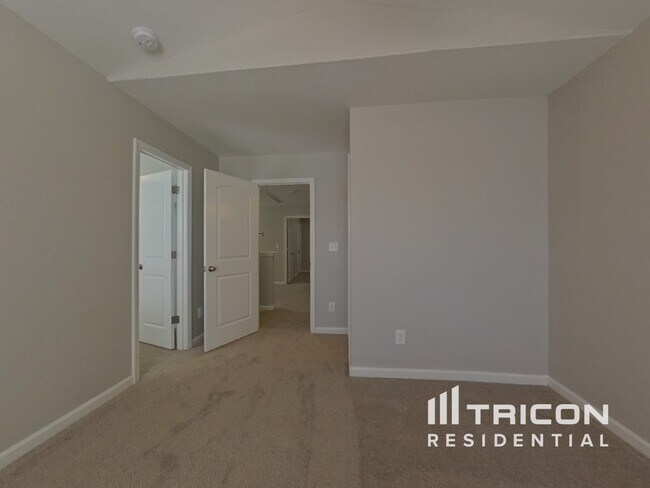 Foto del edificio - 5819 Hewitt Dr
