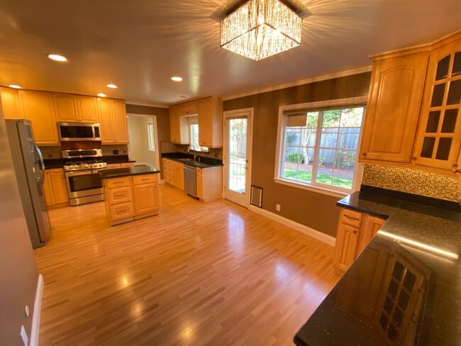 Foto del edificio - 3 Bed 2 Bath Single Family Home In Hayward
