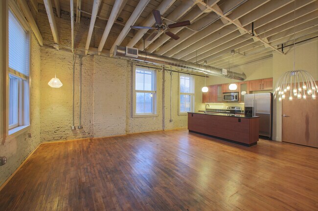 Building Photo - 1300 Main St