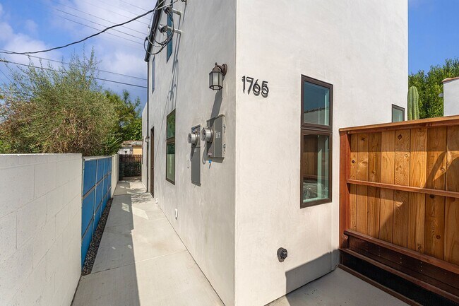 Foto del edificio - 1765 S Crescent Heights Blvd