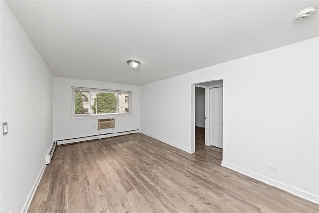 Building Photo - 6211 N Kenmore Ave