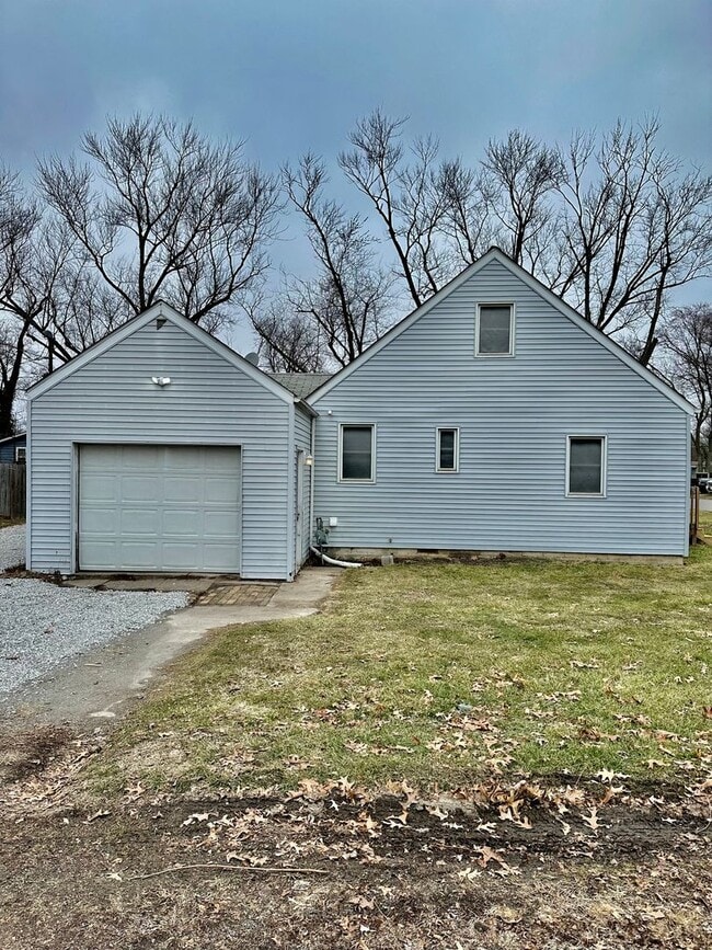 Building Photo - Charming 3 Bedroom 1.5 bath in Portage