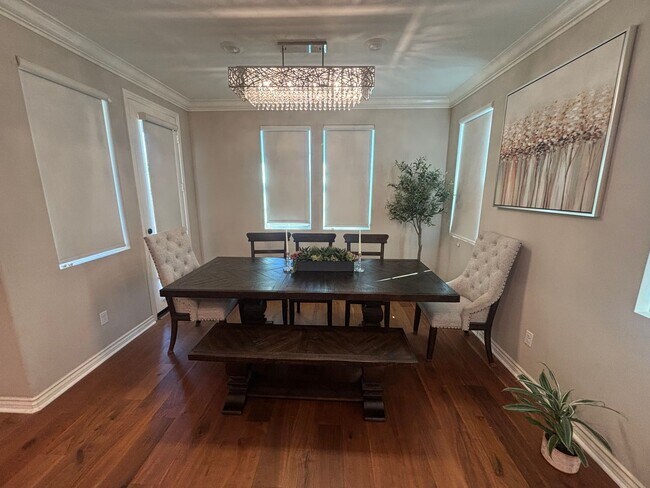 Foto del edificio - 4-Bedroom Home with Solar, Loft, and Gated Community Amenities in Valencia!