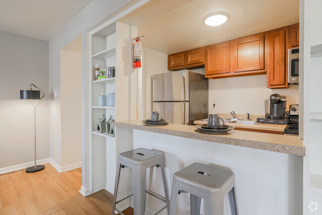 2 BR, 1 BA - Bar de cocina - Hillcrest Apartments