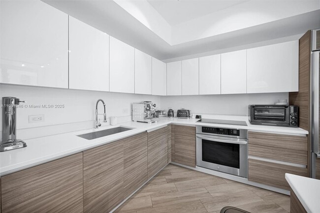 Building Photo - 1100 S Miami Ave