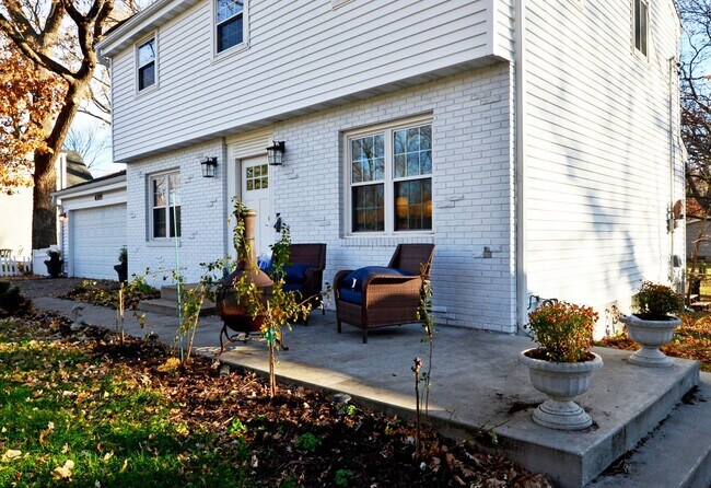 Foto del edificio - Spacious 4-Bed, 3-Bath Haven with Expansiv...