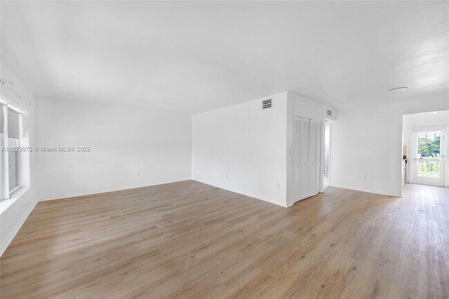 Foto del edificio - 10001 W Bay Harbor Dr
