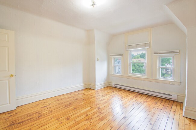 Building Photo - 421 Peebles St