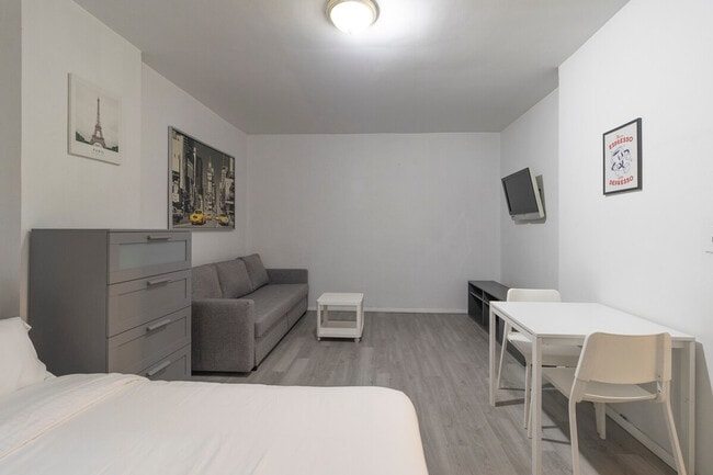 Building Photo - 131 E 94th St