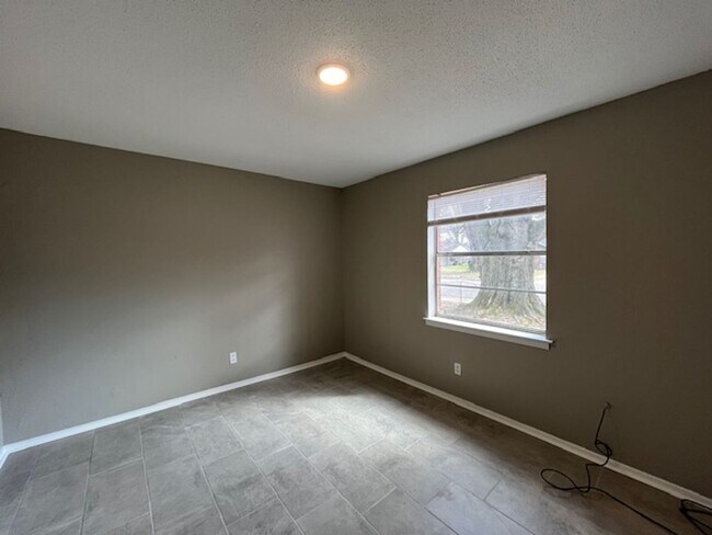 Building Photo - Renovated 3 Bedroom 1 Bath Home for Rent!