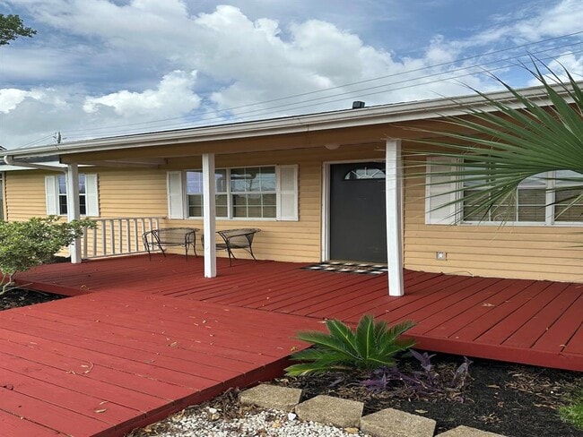 Building Photo - 605 Lakeside Dr