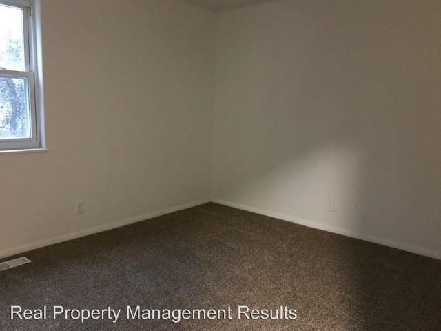 Building Photo - 613 Village Ln