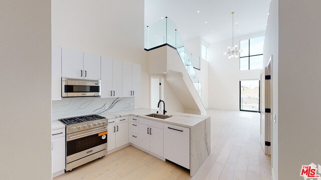 Building Photo - 105 N Doheny Dr