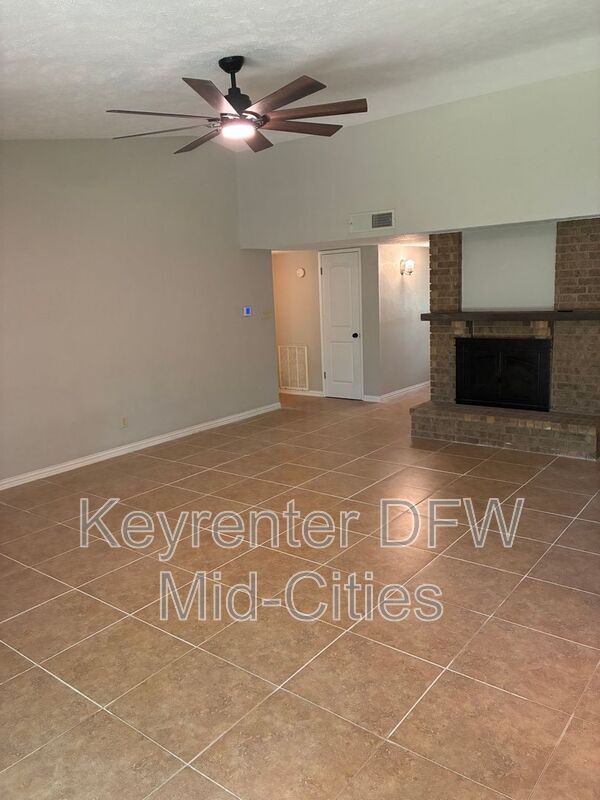 Building Photo - 3801 Hackberry Ln