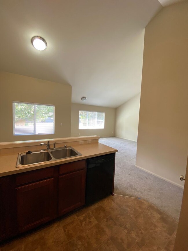 Building Photo - Beautiful 2 Bedroom, 1 Bath 907sq ft. home...