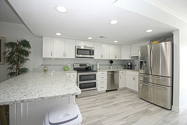 Building Photo - Spacious waterfront furnished condo in Des...