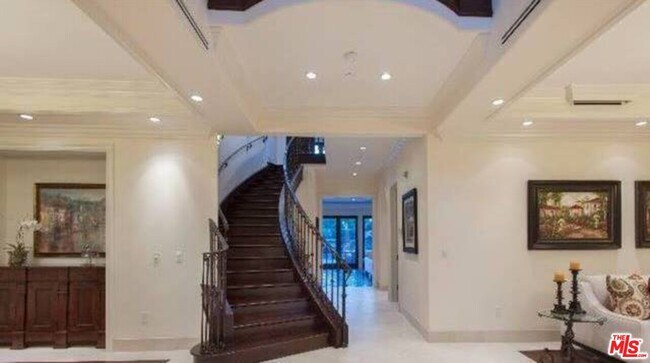 Building Photo - 253 S Linden Dr