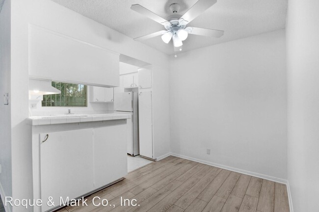 Building Photo - 1 br, 1 bath Apartment - 744 S. Windsor Bo...