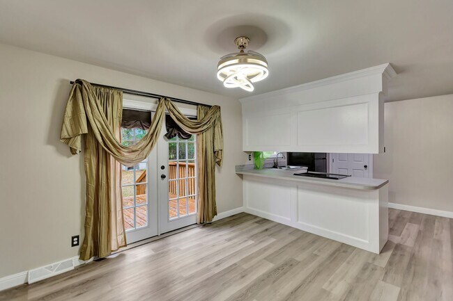 Foto del edificio - Beautifully Renovated 4-Bedroom Home on Ha...