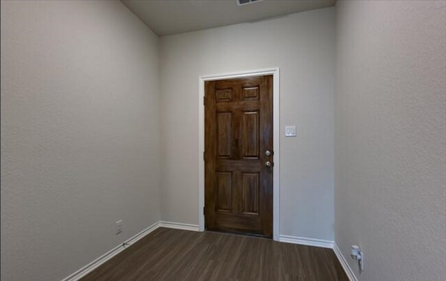 Foto del edificio - BEAUTIFUL NEW CONSTRUCTION IN HIDDENBROOKE