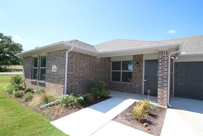 Foto del edificio - Elevated Living on the Waters Edge in Pelican Bay! ~ ((AZLE ISD!!)) Granite Countertops~ Stainles...