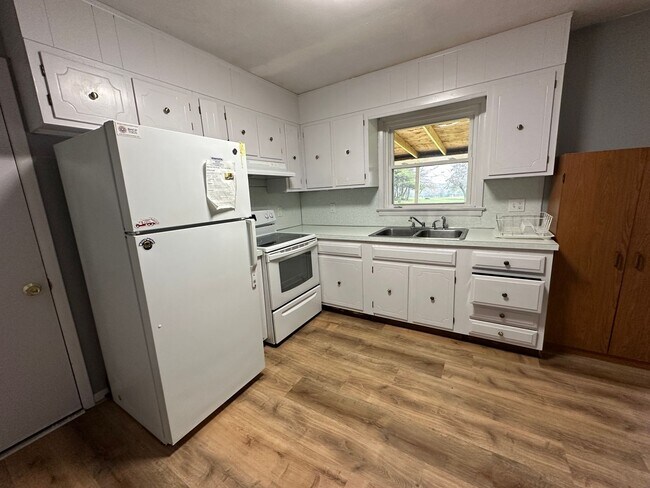 Foto del edificio - 3 bedroom 1 bathroom rancher with large yard