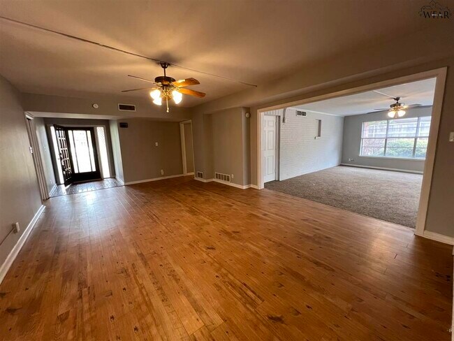 Foto del edificio - 2406 Hampstead Ln