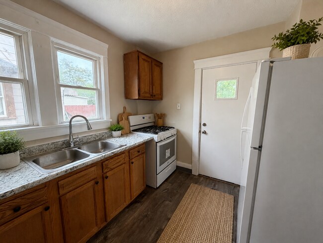 Building Photo - 907 Kling St