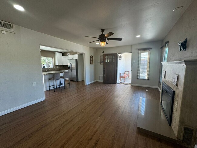 Foto del edificio - 3BR/2BA HOME available NOW in FLETCHER PAR...