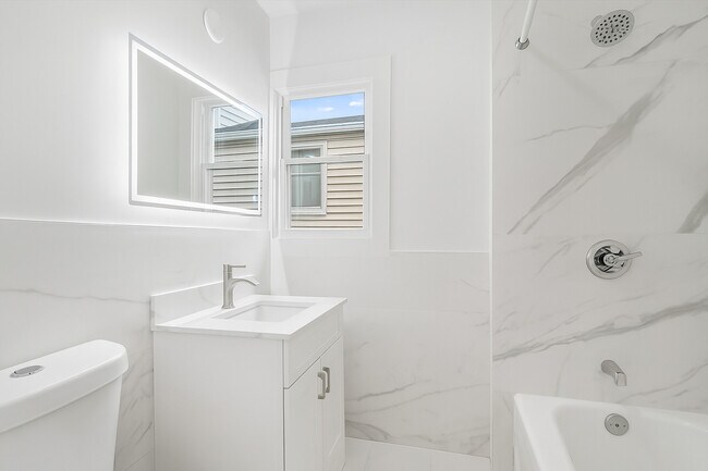 Building Photo - 2617 W Fullerton Ave