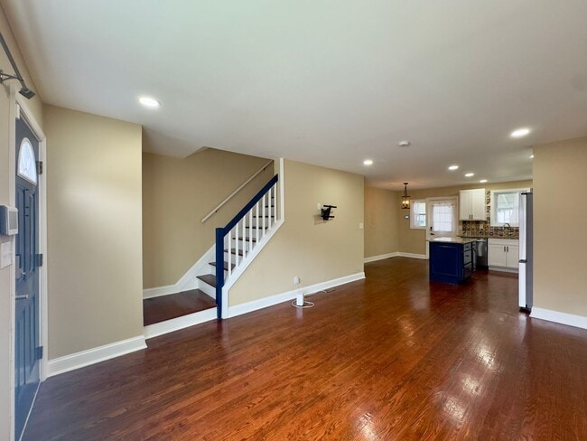 Building Photo - Charming 3 Bedroom/2 Bathroom Apartment in...