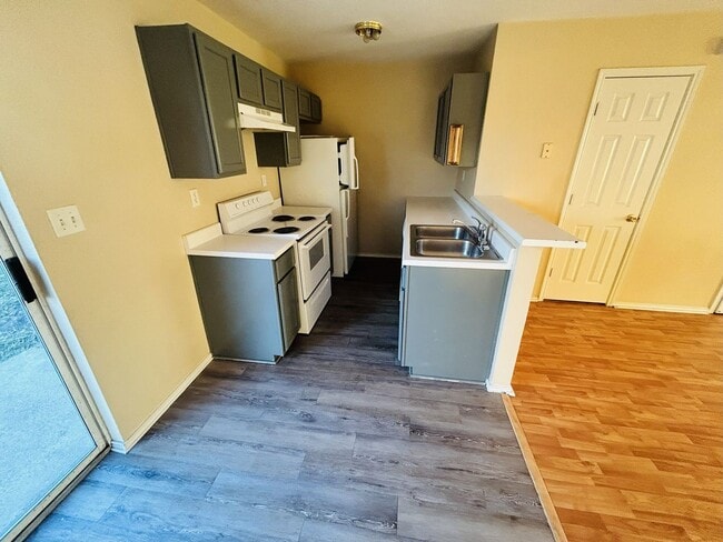 Building Photo - 3300 Barcelona Dr