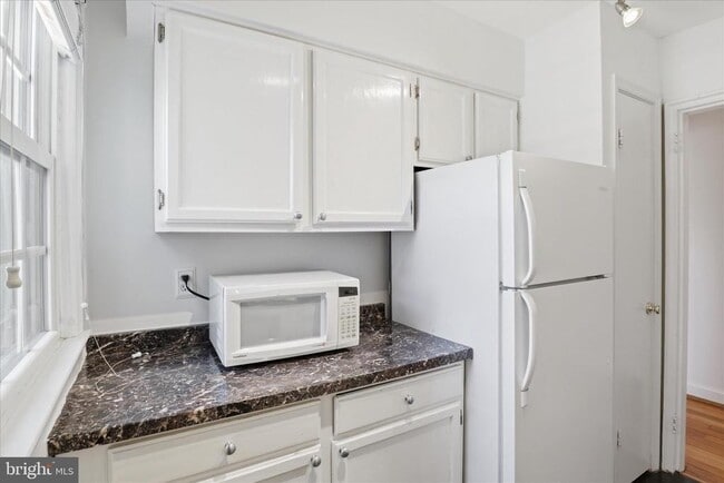 Foto del edificio - 1305 S Walter Reed Dr