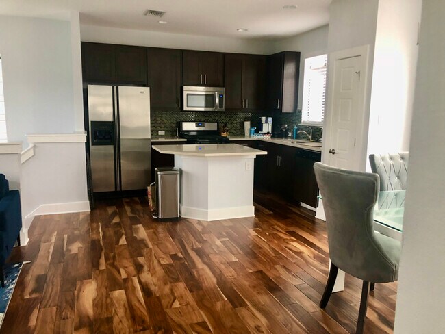 Foto del edificio - 1501 Lorraine Loop