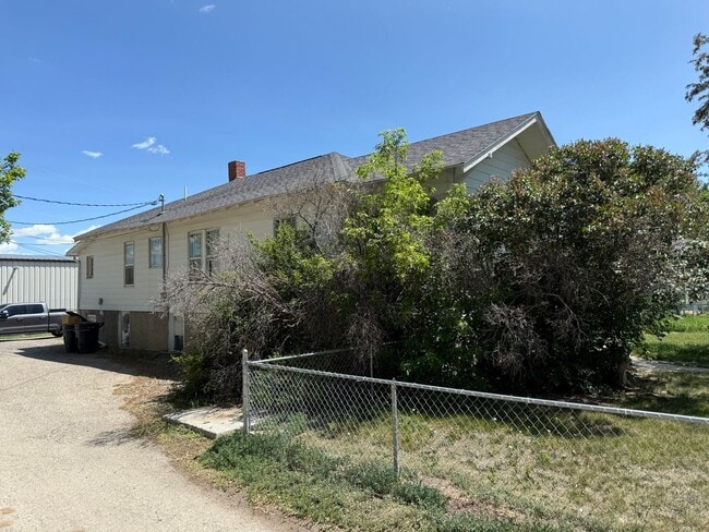 Building Photo - 825 N Broadway Ave