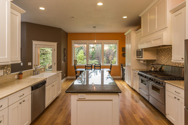 Foto del edificio - Beautiful Newer SW Portland Home With Huge...