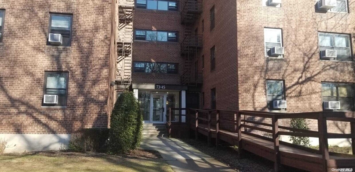 Foto principal - 73-45 210th St